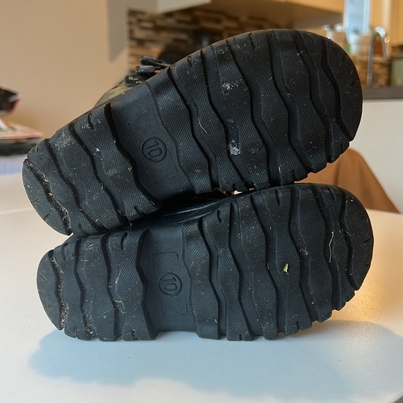 Boys winter boots. Worn twice. Practically brand new. - Picture 4 of 4